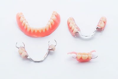 The image shows a collection of dental braces, including upper and lower arches, arranged on a white background.